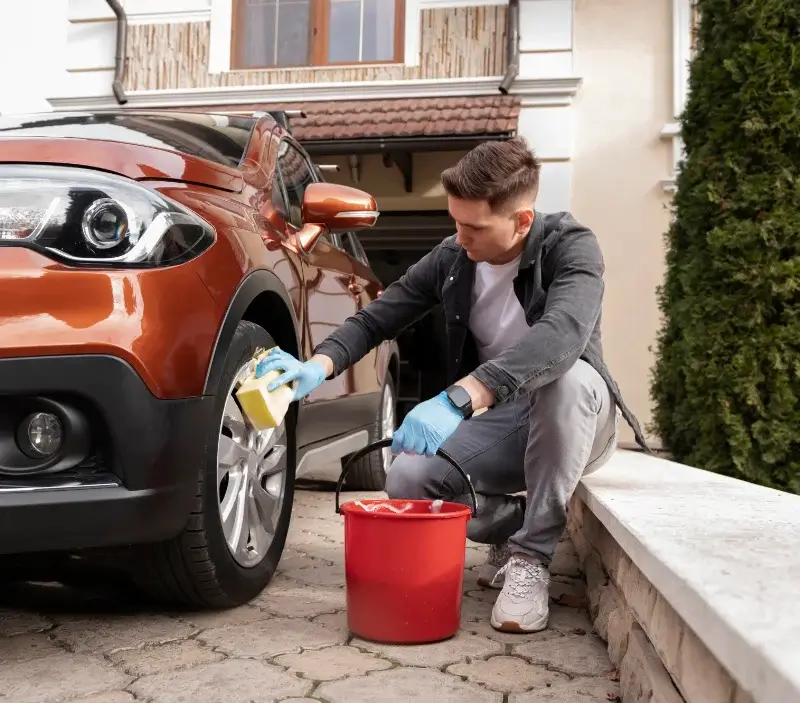 Lavage auto à domicile Arthez-d'Asson : professionnel intervenant sur un véhicule
